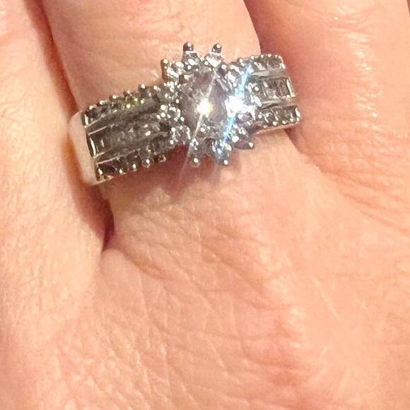 Elegant Silver Sparkly Diamond Ring. Lifetime Warranty Included see photo - Picture 2 of 3